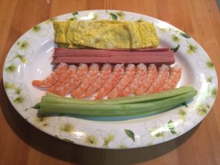 2、紫菜包饭,海虾从背部剖开挑去虾线，用牙签插入虾身固定成形，水烧开加入三片姜，放入虾烹料酒煮两分钟捞出晾凉后去壳，用小刀挑去腹部虾线