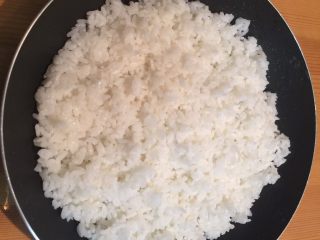 5、紫菜包饭,煮米饭时少放一点儿水，让米饭稍微干一些，盛到开放容器中略微放凉