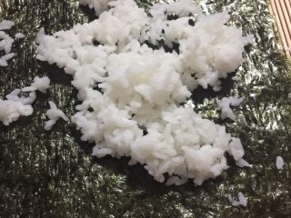 7、紫菜包饭,取适量米饭放在紫菜上