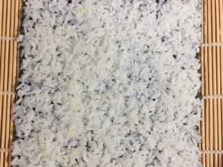 8、紫菜包饭,将米饭压平压均匀