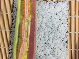 9、紫菜包饭,将切好的料放在米饭上