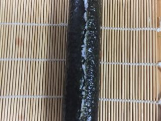 11、紫菜包饭,用寿司帘来回滚动几次将包饭卷圆一些