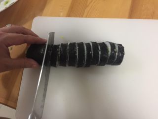 12、紫菜包饭,用刀将包饭切成小块儿