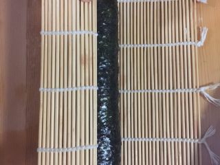 10、紫菜包饭,用寿司帘将他们卷起来