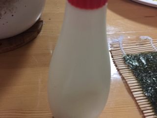 15、紫菜包饭,再抹上一些色拉酱让小朋友更加爱吃