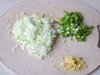 1、老家肉饼,小葱大葱生姜切碎；