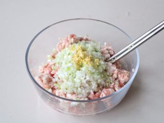 2、老家肉饼,肉馅里放入大葱、生姜碎；