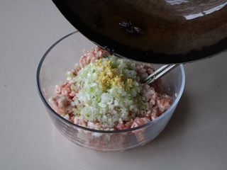 3、老家肉饼,锅内放适量的色拉油，加入花椒八角爆香，热油直接浇在生姜大葱上面，