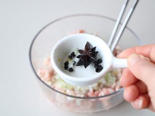 4、老家肉饼,花椒八角丢弃；