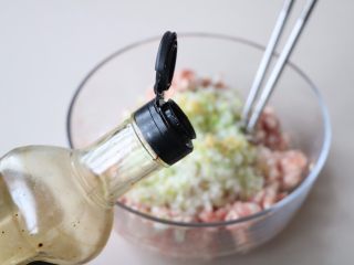 6、老家肉饼,加入生抽，顺时针搅拌至上劲；