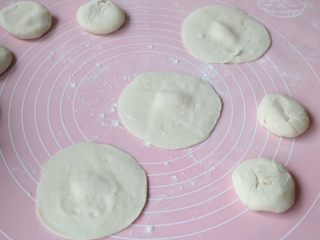 11、老家肉饼,擀成薄片；