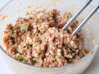 8、老家肉饼,拌好的肉馅儿