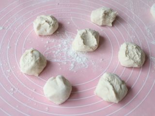 10、老家肉饼,面团分成小剂子；
