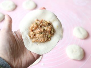 12、老家肉饼,包入适量的肉馅；