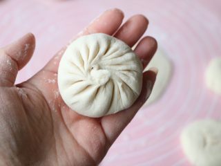 13、老家肉饼,像包包子一样包好；