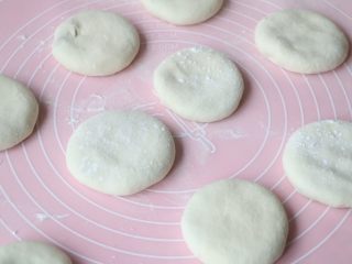 14、老家肉饼,轻轻按扁；