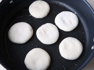 15、老家肉饼,平底锅刷一层油，放入饼坯