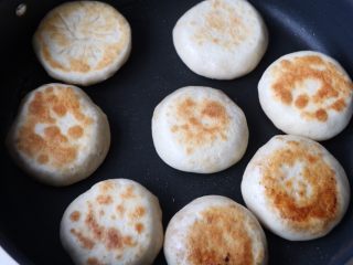 16、老家肉饼,煎至两面金黄色即可；