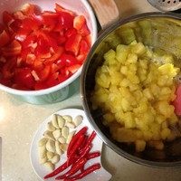 1、泰式甜辣酱汁,准备工作：先切菠萝！以免等会儿菠萝果肉沾上其他味道，新鲜果肉切成小块就好啦。然后红椒去籽洗净切块，小辣椒洗净，去头，切成小块；大蒜剥好去掉薄膜。