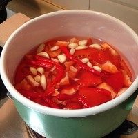 2、泰式甜辣酱汁,将处理好的红甜椒、红辣椒，还有处理好的蒜瓣，一起放入加水的锅内，煮到都变软的时候，捞出，煮过的水不要倒。煮的水量不在方子控制范围内，煮的时候也不要加太多水。