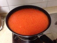 4、泰式甜辣酱汁,倒入平底锅（或者敞口锅）中，加入米醋、糖、盐，加完尝一下味道看看是不是自己喜欢的。