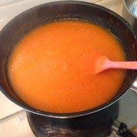 5、泰式甜辣酱汁,一边小火加热，一边搅拌，就跟熬果酱一样操作，直到酱汁由稀变浓稠，撇去浮沫，关火冷却即可。