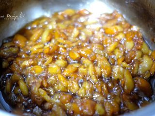 1、大果粒枇杷酱,汁水越发浓稠，此时加入柠檬汁。