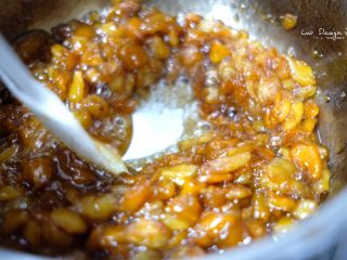 2、大果粒枇杷酱,铲子划开不马上并拢，就差不多了。