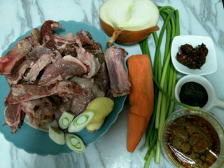 1、麻辣羊排煲,准备食材