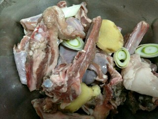 2、麻辣羊排煲,羊排放入容器中，加入料酒、葱姜拌匀去味儿15分钟左右～