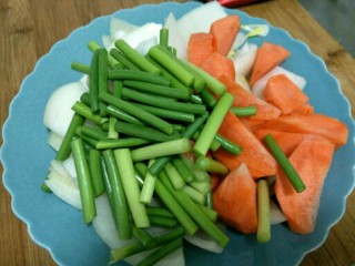 3、麻辣羊排煲,洋葱、胡萝卜切小块儿，蒜苔切小段备用～