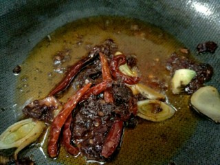 4、麻辣羊排煲,起锅留底油，依次放入郫县豆瓣酱、葱姜、红干椒、麻椒炒香，火不要太大，以免炒糊掉～