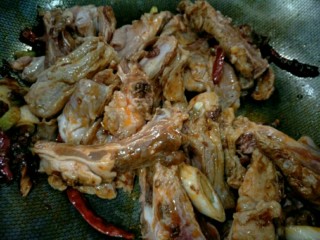 5、麻辣羊排煲,接着羊排放入翻炒～