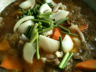 7、麻辣羊排煲,洋葱、蒜苔，炖至熟，撒入适量食盐即可出锅～