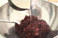 7、紫米芝士肉松饭团,米饭煮好后,趁热拌入调味醋,拌匀。