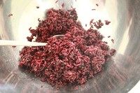 8、紫米芝士肉松饭团,饭凉至温热或接近常温后,可以开始包饭团。