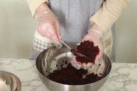 9、紫米芝士肉松饭团,手掌上放一勺米饭(这次的饭团比较小,约100g,大约就女生普通一手掌的大小)