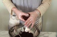 14、紫米芝士肉松饭团,把饭团的三个角放入虎口,食指和拇指轻轻用力,把饭团的三个角都整成好看的样子。