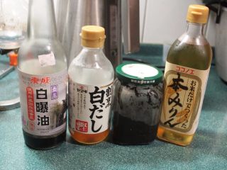 2、清烫空心菜佐黑芝麻酱,调制将黑芝麻酱汁：将无糖黑芝麻酱、日式柴鱼酱油、味醂、酱油、糖、水等材料放入容器，调匀即是黑芝麻酱汁。
