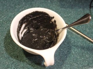 3、清烫空心菜佐黑芝麻酱,调好的黑芝麻酱汁是有一点稠度的酱汁。可以事先做好，放冰箱冷藏可以保存约3天。