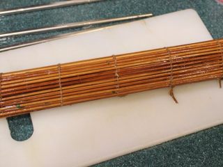 5、清烫空心菜佐黑芝麻酱,将竹卷卷起