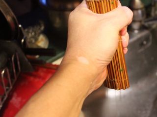 6、清烫空心菜佐黑芝麻酱,稍微用力挤出多余水分。这样既不会弄坏空心菜，也可塑出漂亮的菜型。