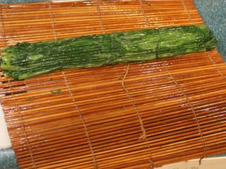 7、清烫空心菜佐黑芝麻酱,压好成型的空心菜。也可以事先烫好压好，放盒子冷藏保存，等要上菜时再与酱汁结合。