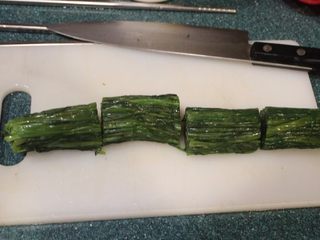 8、清烫空心菜佐黑芝麻酱,切成合适大小的小段