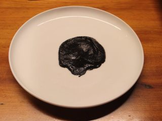 9、清烫空心菜佐黑芝麻酱,摆盘，底部先抹上一层黑芝麻酱汁。