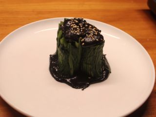 11、清烫空心菜佐黑芝麻酱,洒上一些白芝麻粒。