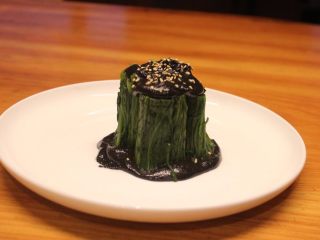 12、清烫空心菜佐黑芝麻酱,黑芝麻酱汁芝麻香味丰富，风味些微咸微甜，拌上烫空心菜非常好吃。