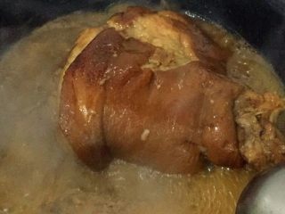 2、自制酱肘子,把第一次煮肘子的脏水倒掉,从新换一锅凉水,这时的水先烧开或者热了,另外起一个炖锅铁锅,放一点食用油,放冰糖或白糖烧化开熬焦糖色,把洗净的肘子放锅里翻炒均匀,裹住汤色,肘子太大不好均匀,建议买小点肘子,把肘子加满一锅热水。水一定要摸过肘子。然后准备一个过滤包,把花椒、八角,丁香、桂皮、姜片、干辣椒、桂皮、草果放在过滤包系紧,放在锅里和肘子一起煮,我做的不放酱油,口味重可以酱油。