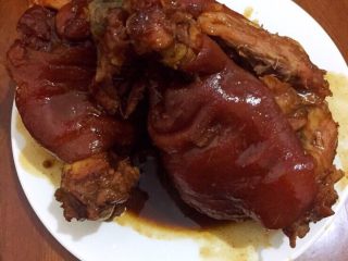 3、自制酱肘子,开大火煮开之后转小火煮四个小时左右,中途翻几次、要放盐,根据自己口味加入适量的盐,防止煮久了会粘在锅底,直到水煮到快没有,把渣包捞出来。肘子煮好了可以让出来放容器凉凉,