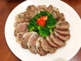 5、自制酱肘子,卷好的肘子用牙签扎几个小眼把汤汁漏出来放凉之后放在冰箱一晚上之后拿出来揭开保鲜膜切成一片片,然后可以调点汁,吃的时候可以沾沾汁吃,我的调的汁有醋、辣椒油,蒜汁,